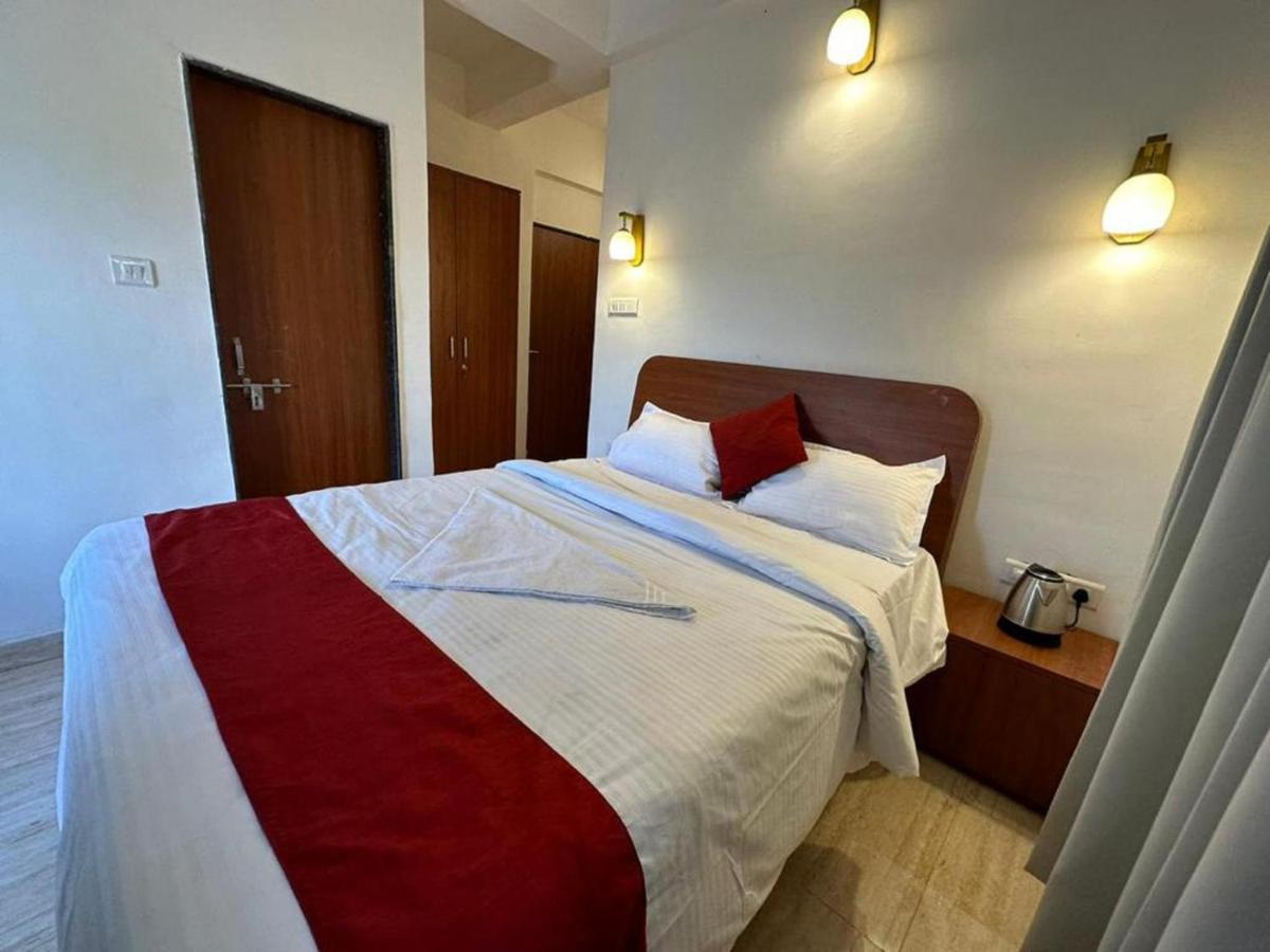 Hotel Sandesh Palace ロナバラ エクステリア 写真