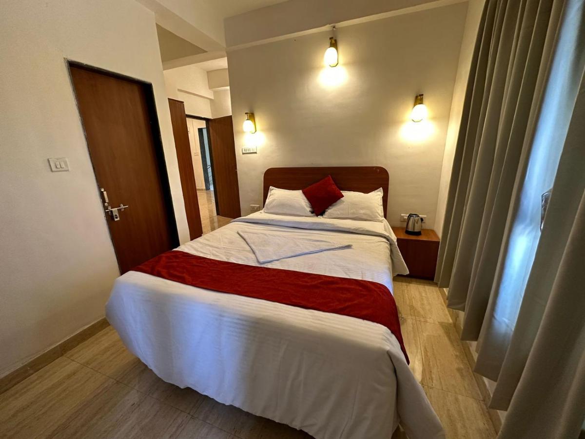 Hotel Sandesh Palace ロナバラ エクステリア 写真
