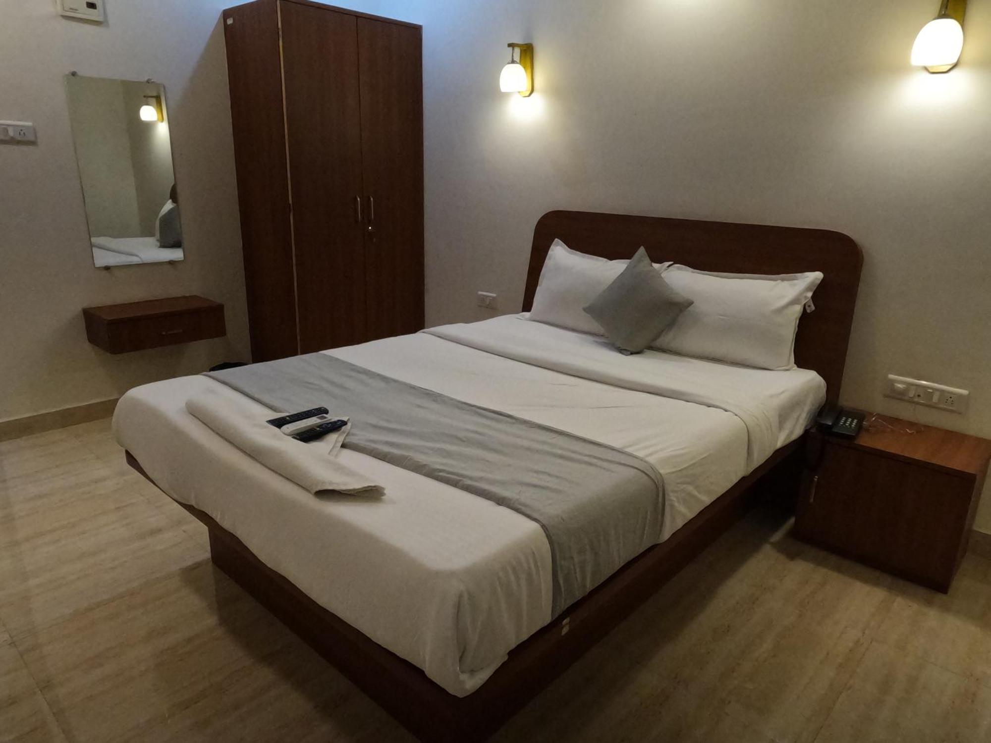 Hotel Sandesh Palace ロナバラ エクステリア 写真