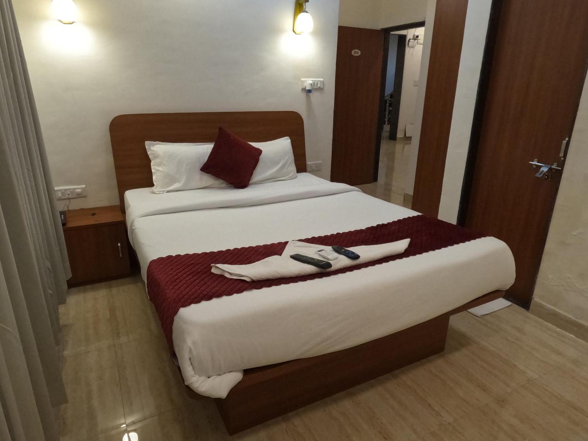 Hotel Sandesh Palace ロナバラ エクステリア 写真