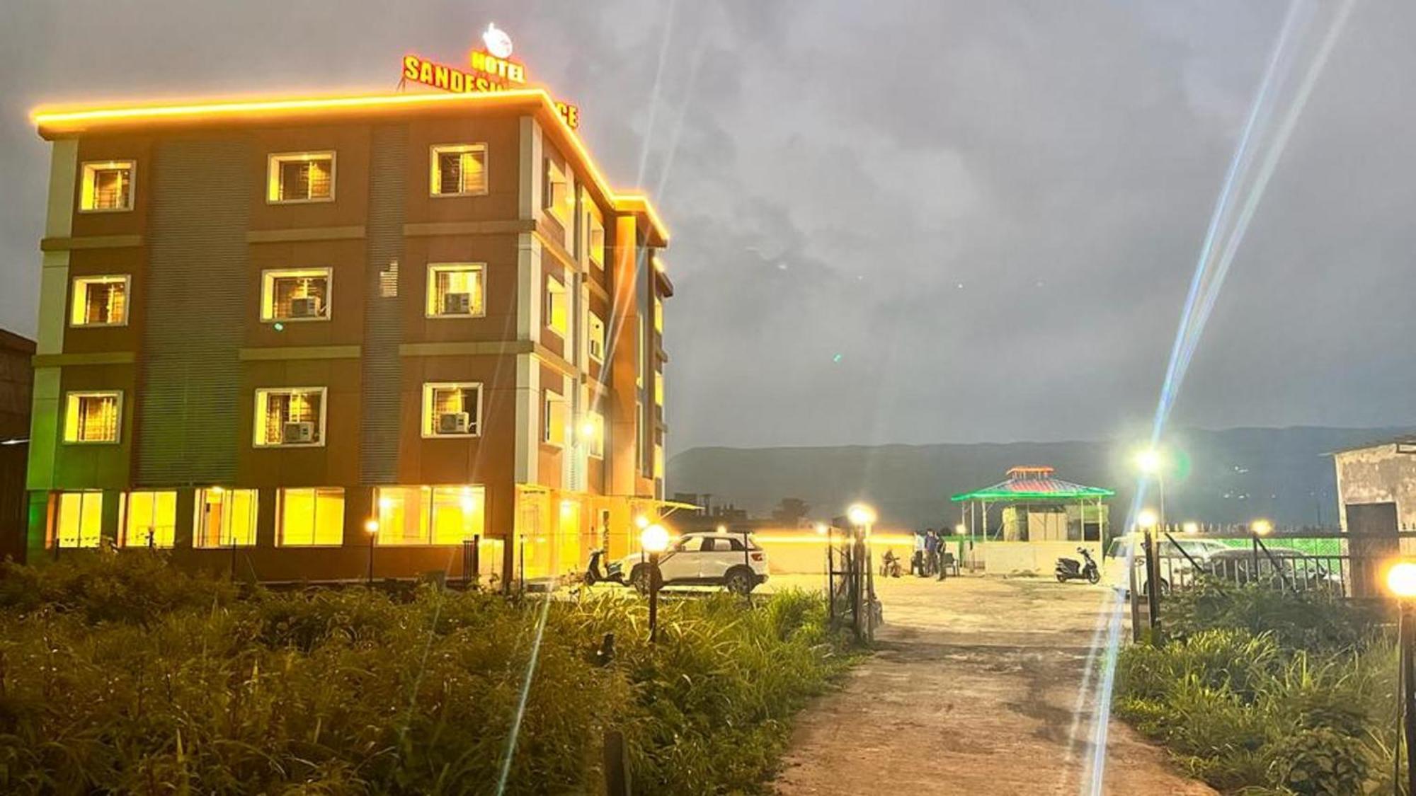 Hotel Sandesh Palace ロナバラ エクステリア 写真